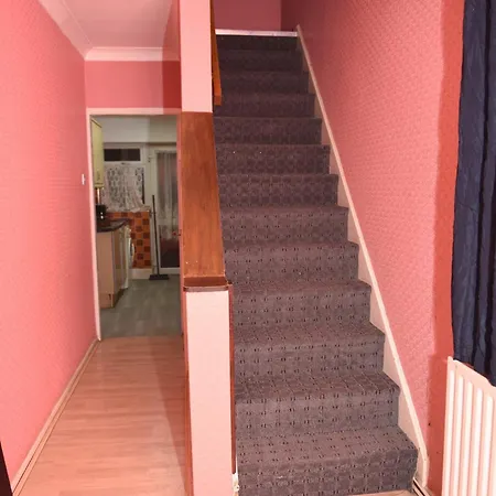 3 Bed Room Home Comfortable Stay In Coventry City, Free Parking , Wifi, Kitchen,Livingroom Exterior photo