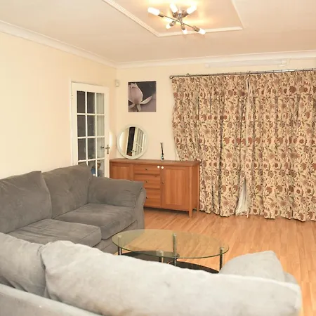 3 Bed Room Home Comfortable Stay In Coventry City, Free Parking , Wifi, Kitchen,Livingroom Exterior photo