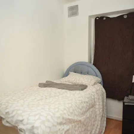 3 Bed Room Home Comfortable Stay In Coventry City, Free Parking , Wifi, Kitchen,Livingroom Exterior photo