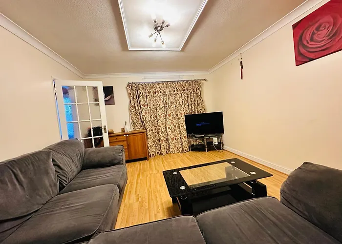 3 Bed Room Home Comfortable Stay In Coventry City, Free Parking , Wifi, Kitchen,Livingroom