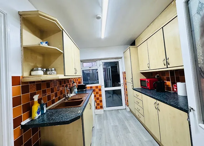 3 Bed Room Home Comfortable Stay In Coventry City, Free Parking , Wifi, Kitchen,Livingroom