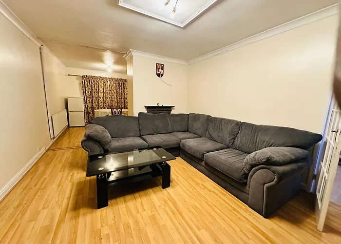 3 Bed Room Home Comfortable Stay In Coventry City, Free Parking , Wifi, Kitchen,Livingroom
